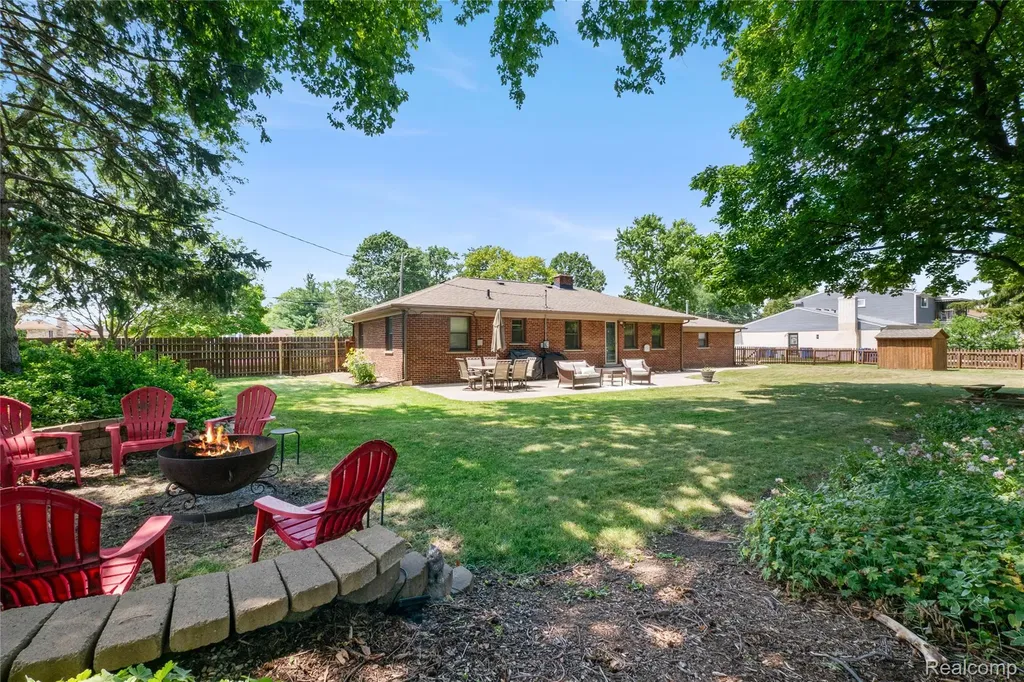 27200 Milton Avenue Warren City MI 48092
