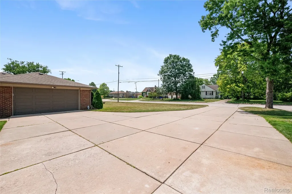 27200 Milton Avenue Warren City MI 48092