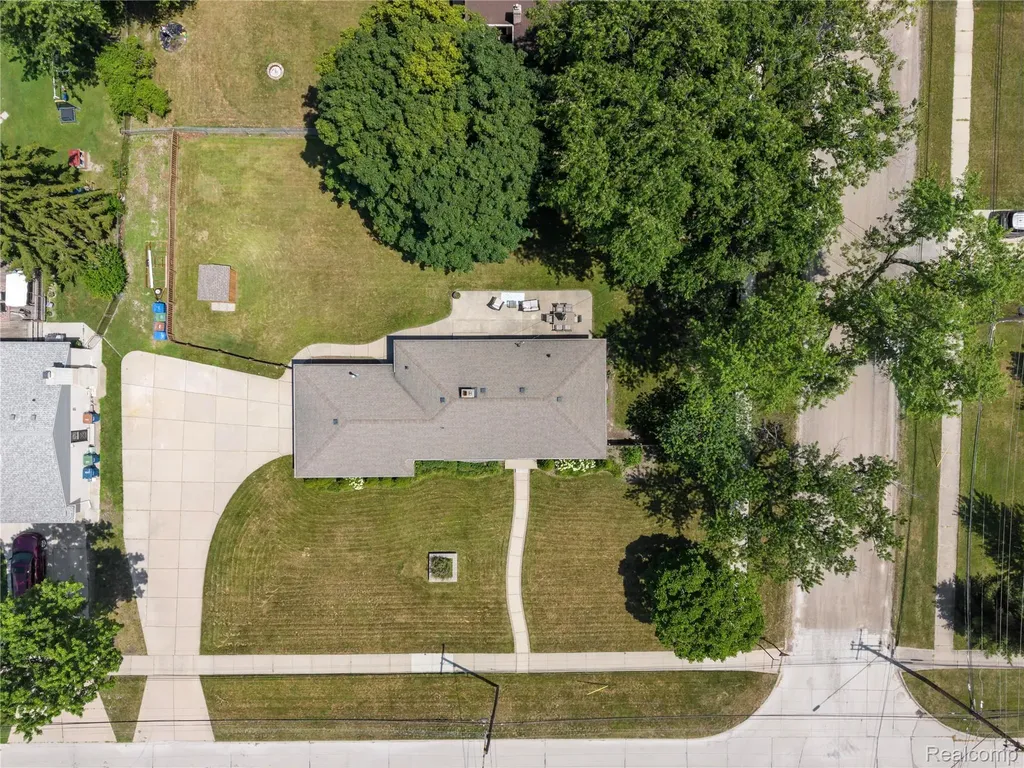 27200 Milton Avenue Warren City MI 48092