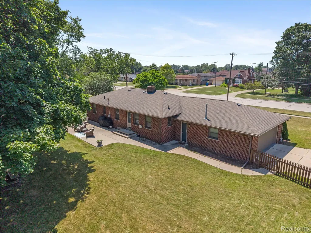 27200 Milton Avenue Warren City MI 48092