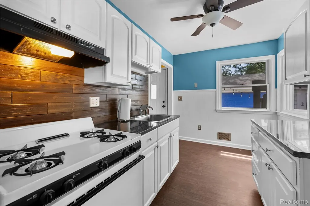536 E Barrett Avenue Madison Heights City MI 48071