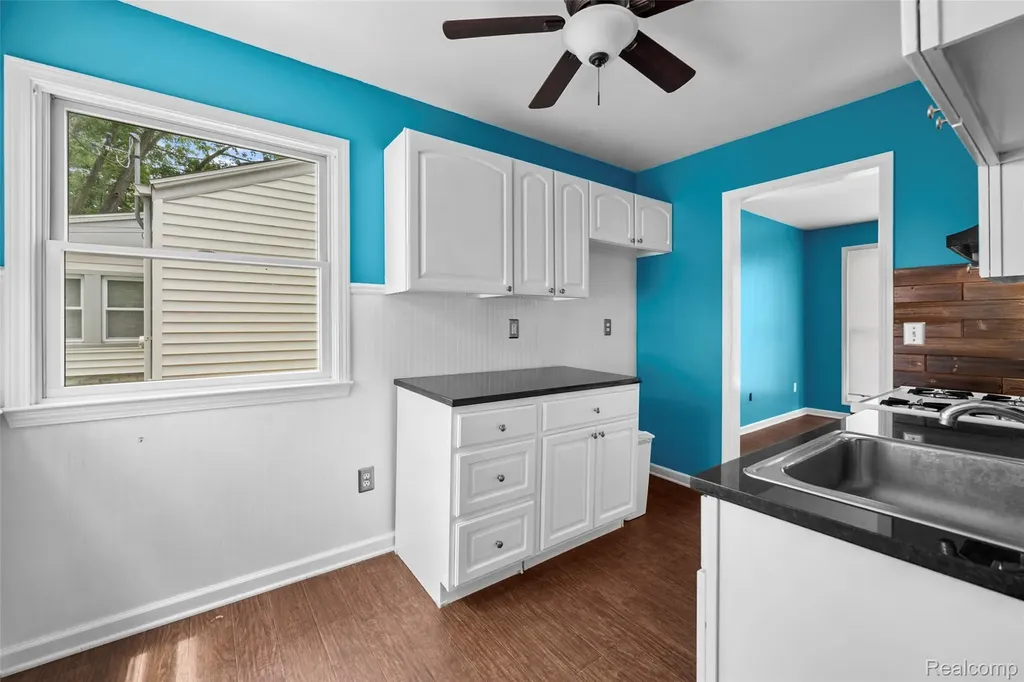536 E Barrett Avenue Madison Heights City MI 48071