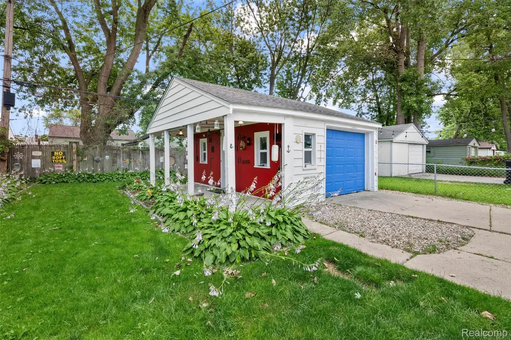 536 E Barrett Avenue Madison Heights City MI 48071