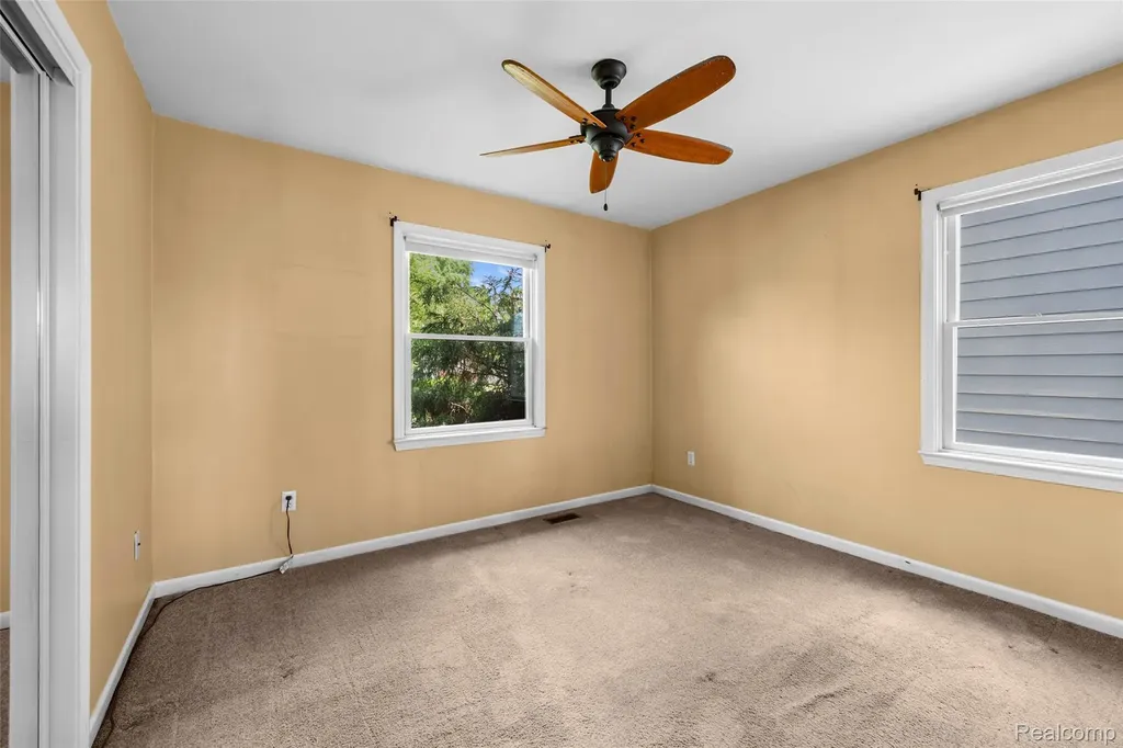 536 E Barrett Avenue Madison Heights City MI 48071