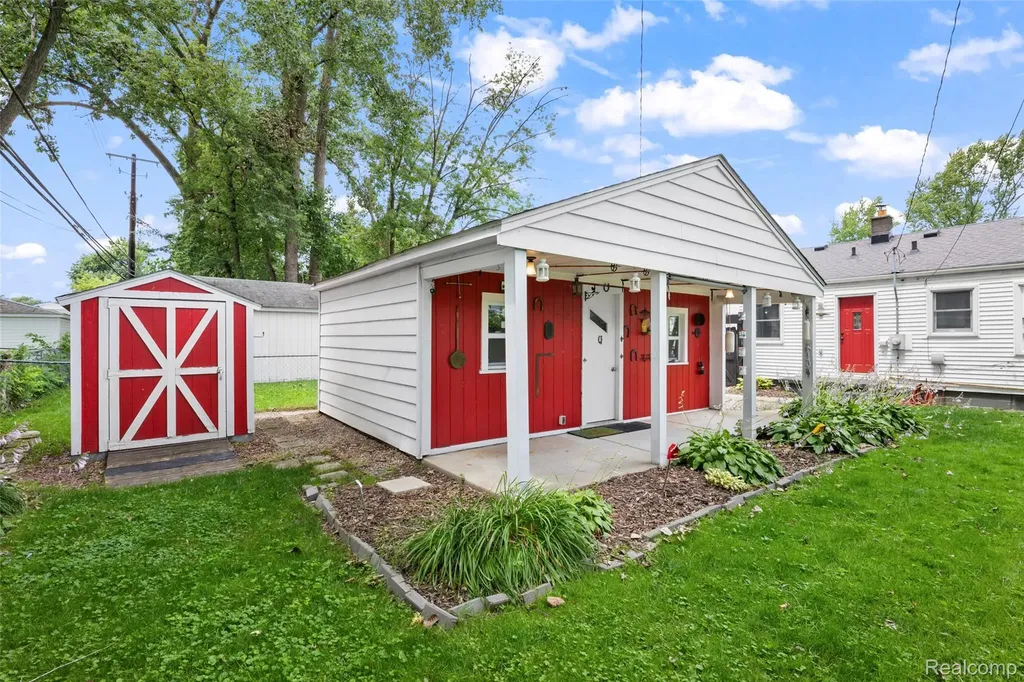 536 E Barrett Avenue Madison Heights City MI 48071