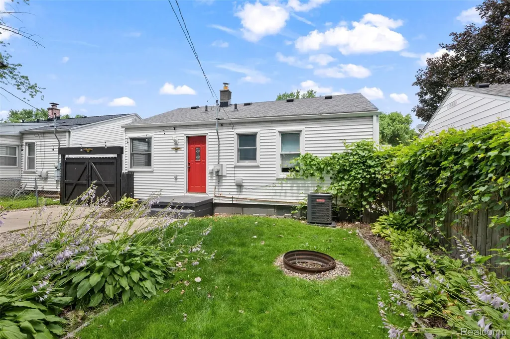 536 E Barrett Avenue Madison Heights City MI 48071