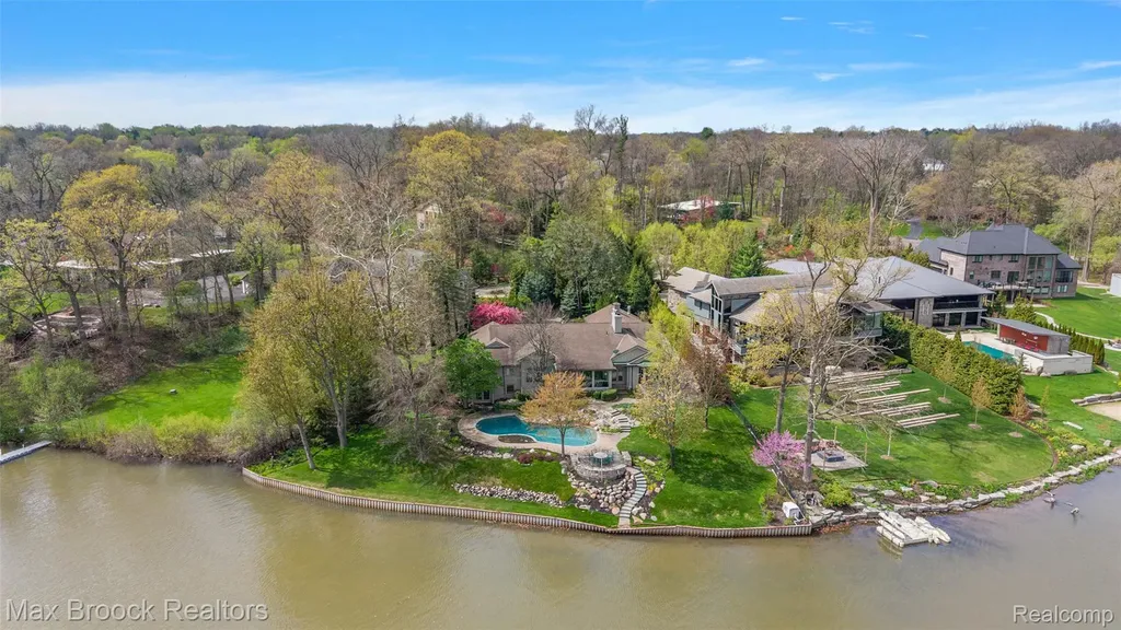 3945 Kirkland Court Bloomfield Charter Township MI 48302