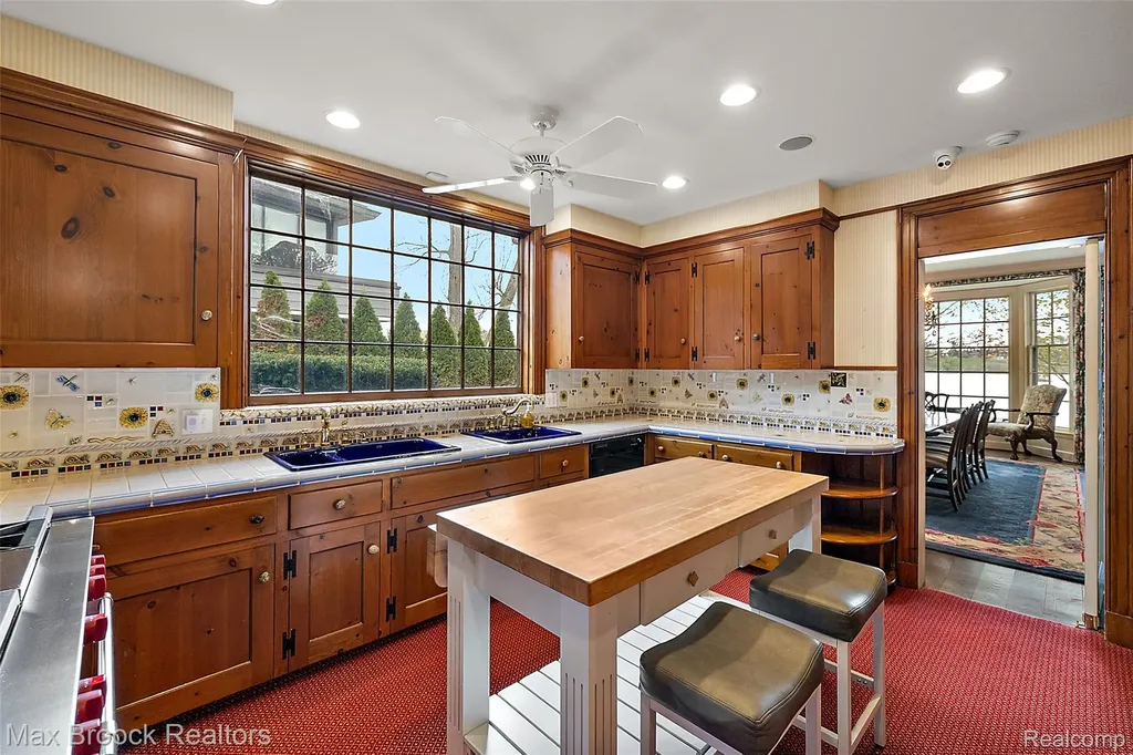 3945 Kirkland Court Bloomfield Charter Township MI 48302