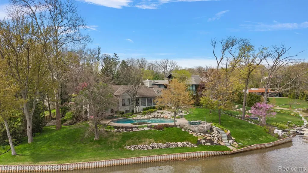 3945 Kirkland Court Bloomfield Charter Township MI 48302
