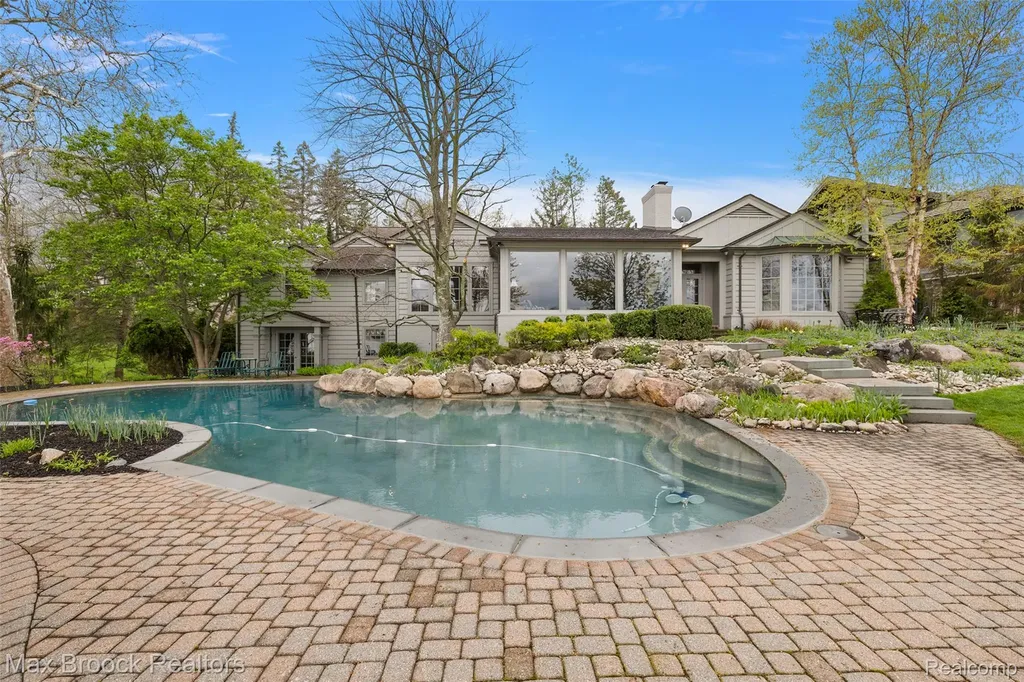 3945 Kirkland Court Bloomfield Charter Township MI 48302