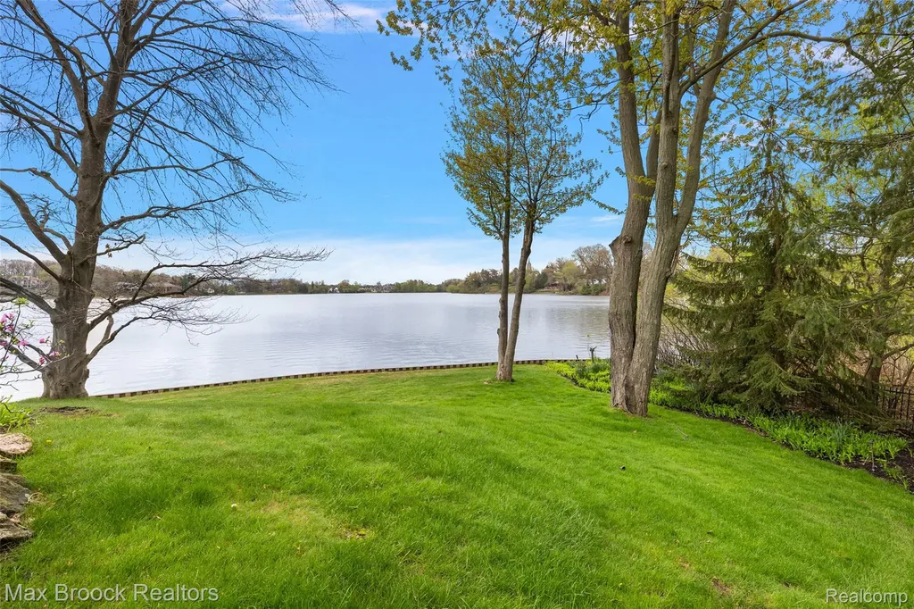 3945 Kirkland Court Bloomfield Charter Township MI 48302