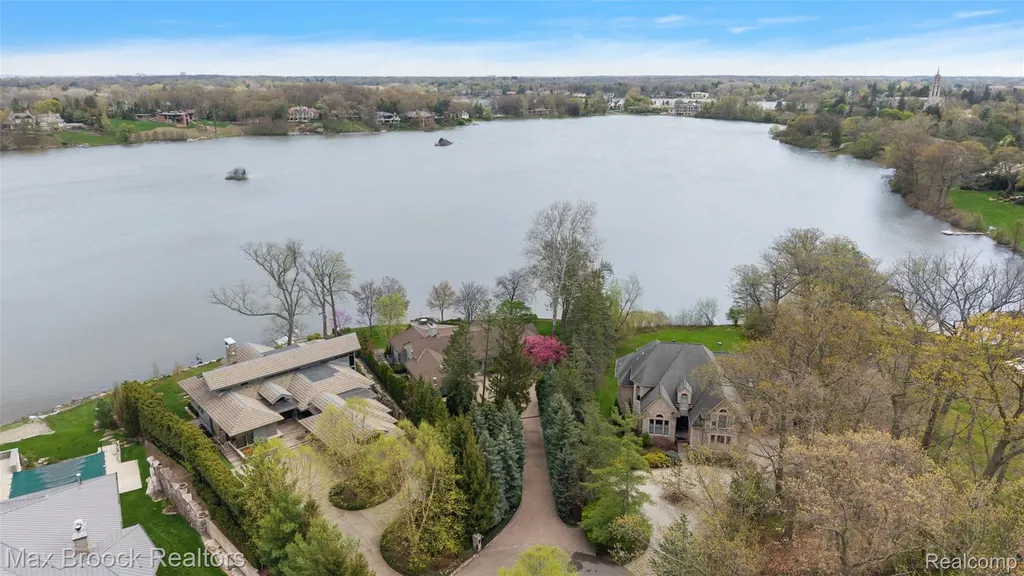 3945 Kirkland Court Bloomfield Charter Township MI 48302