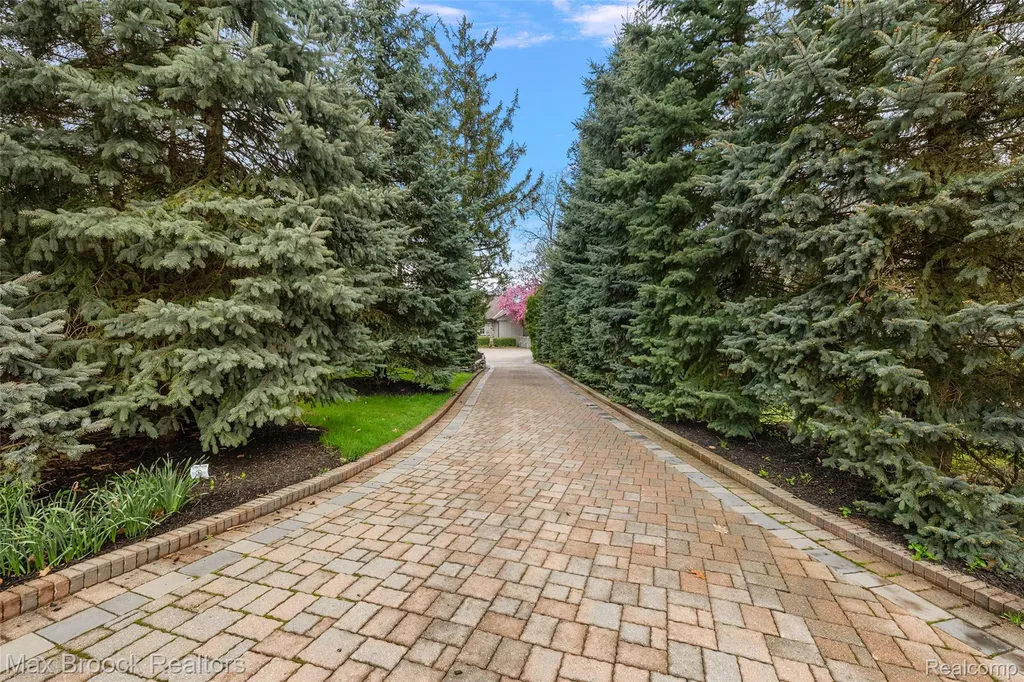 3945 Kirkland Court Bloomfield Charter Township MI 48302