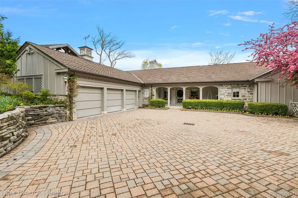 3945 Kirkland Court Bloomfield Charter Township MI 48302