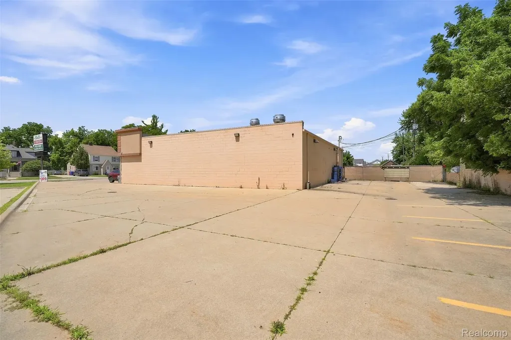 32640 Utica Road Fraser City MI 48026