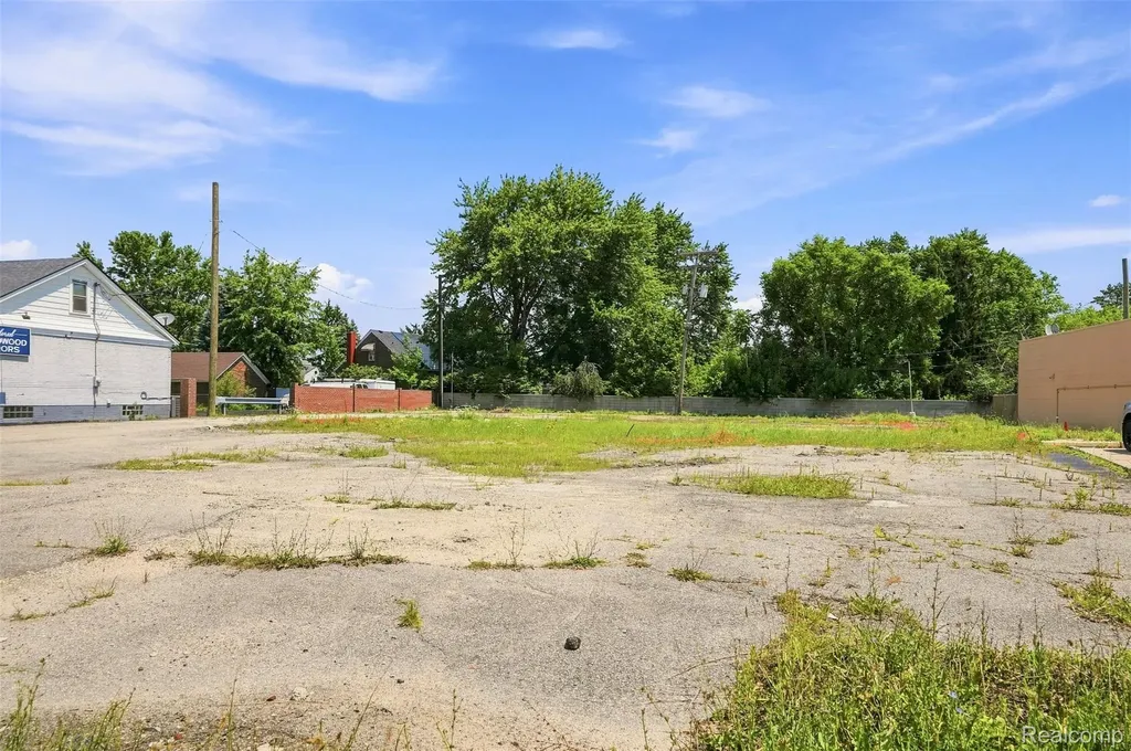 32660 Utica Road Fraser City MI 48026