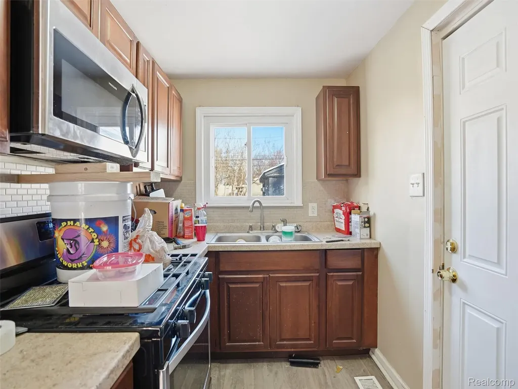 13985 Toepfer Road Warren City MI 48089