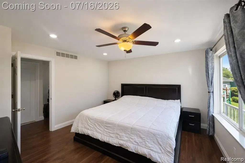 37209 Curwood Drive Sterling Heights City MI 48310
