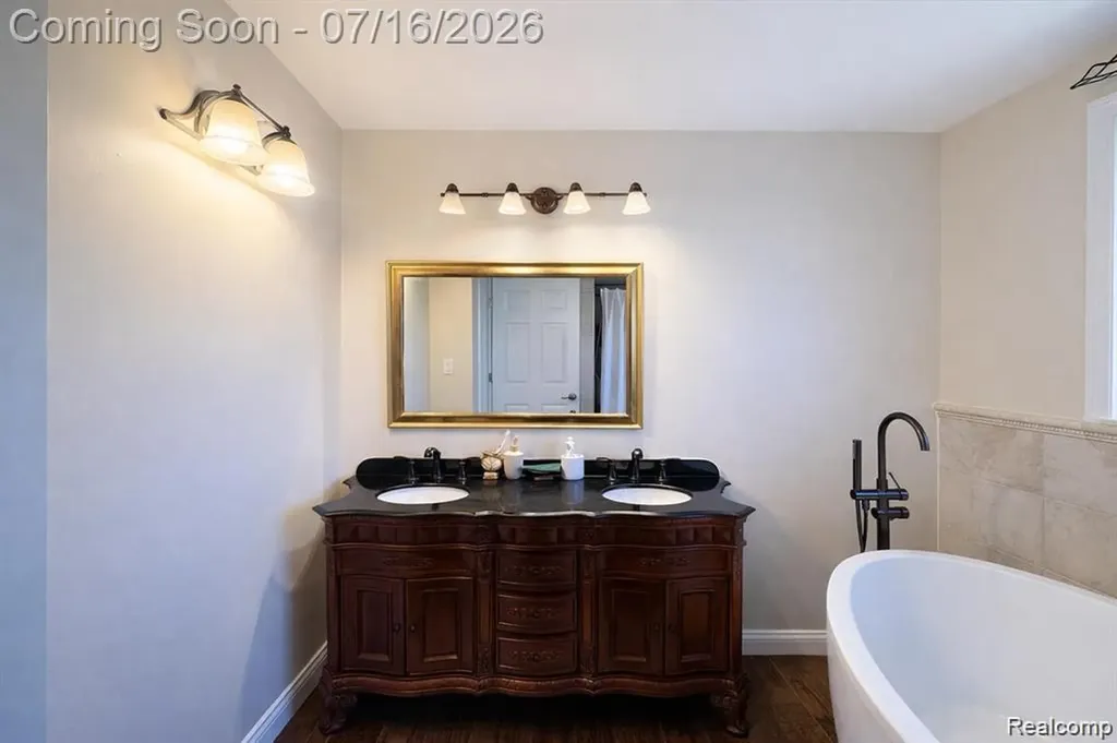 37209 Curwood Drive Sterling Heights City MI 48310