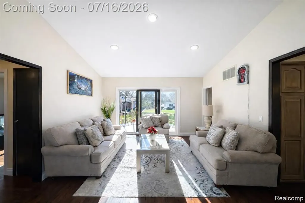 37209 Curwood Drive Sterling Heights City MI 48310