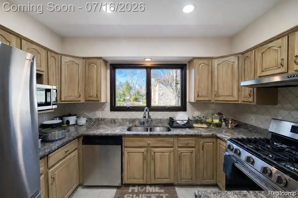 37209 Curwood Drive Sterling Heights City MI 48310