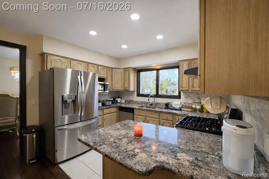 37209 Curwood Drive Sterling Heights City MI 48310