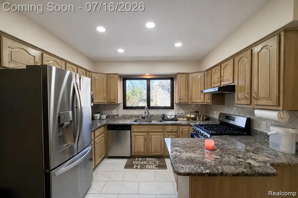 37209 Curwood Drive Sterling Heights City MI 48310