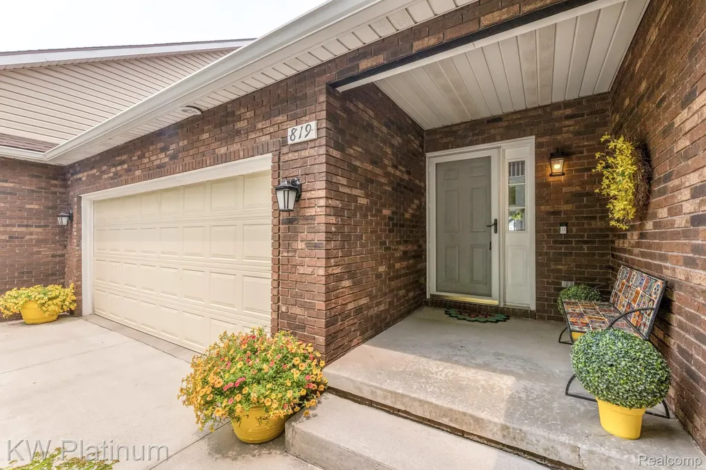 819 E Pointe Port Huron City MI 48060