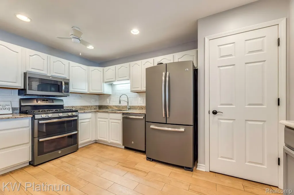 819 E Pointe Port Huron City MI 48060