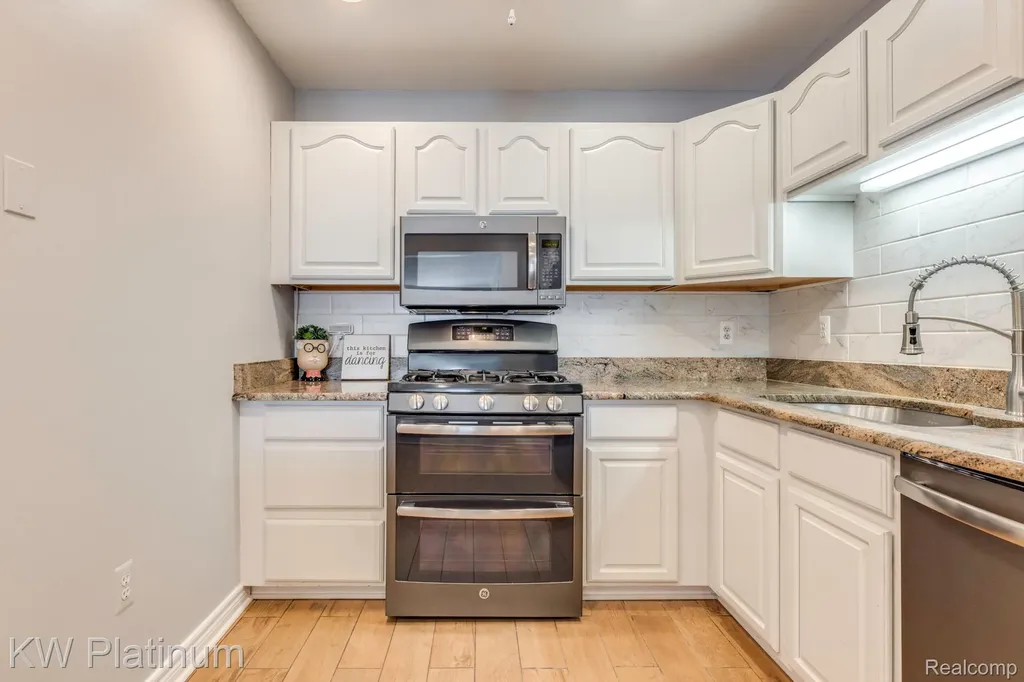 819 E Pointe Port Huron City MI 48060
