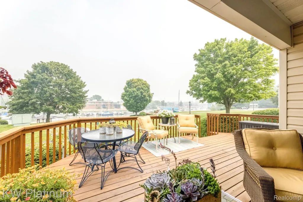 819 E Pointe Port Huron City MI 48060