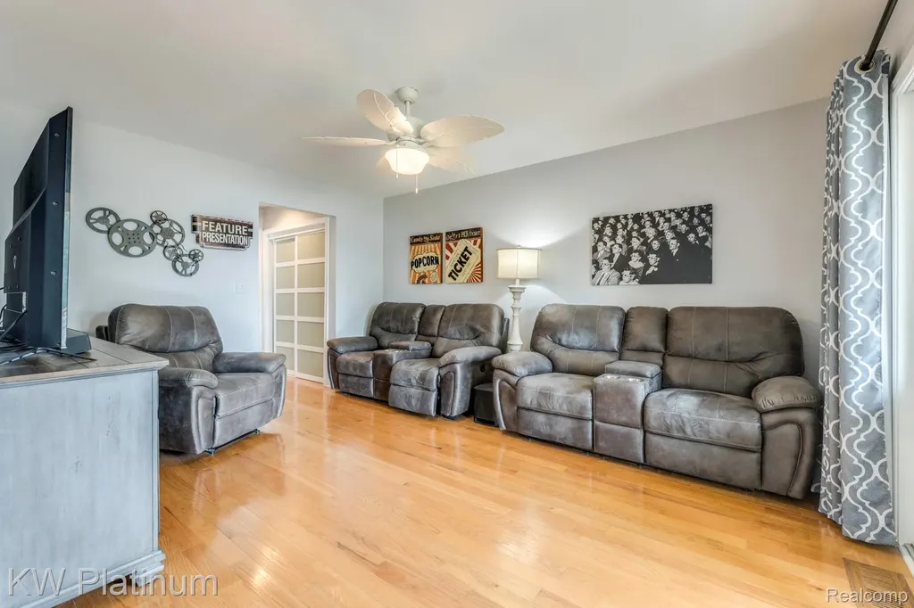 819 E Pointe Port Huron City MI 48060