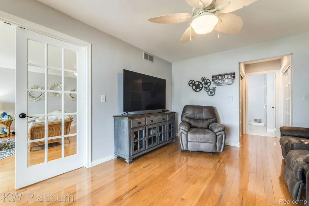 819 E Pointe Port Huron City MI 48060