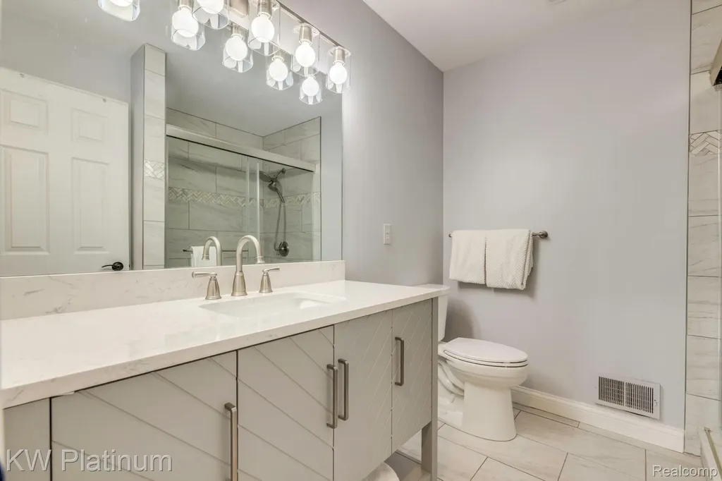 819 E Pointe Port Huron City MI 48060