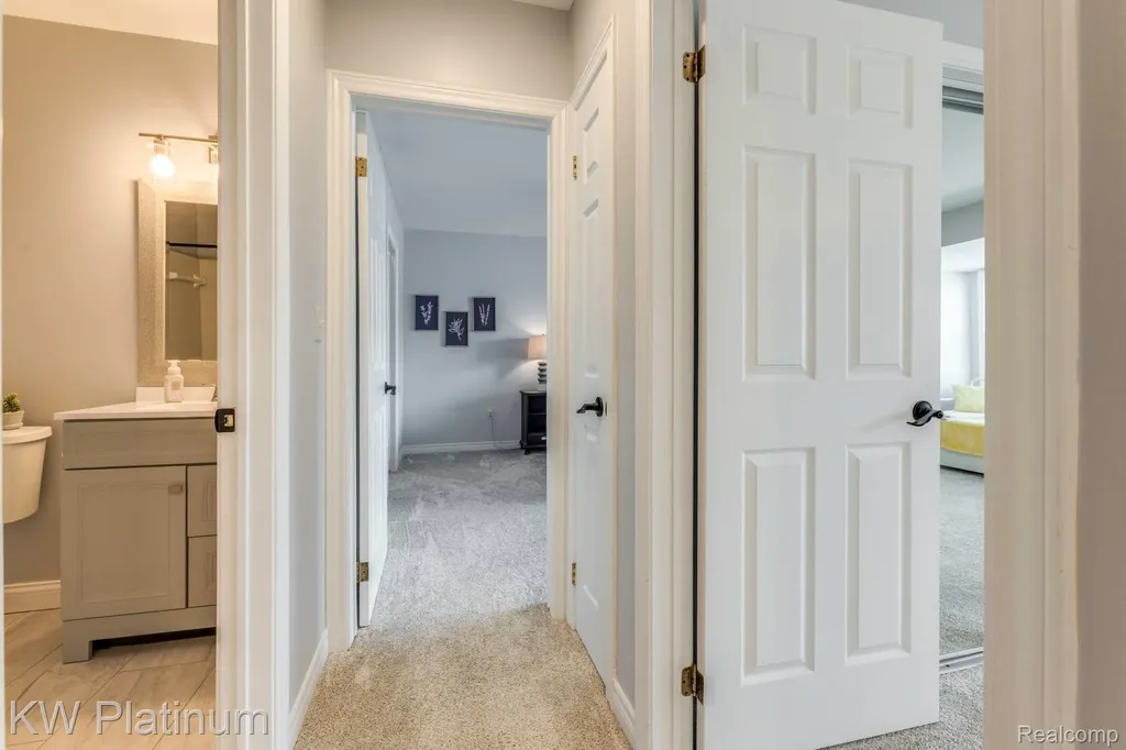 819 E Pointe Port Huron City MI 48060