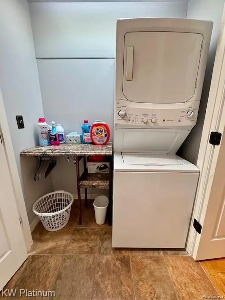 819 E Pointe Port Huron City MI 48060