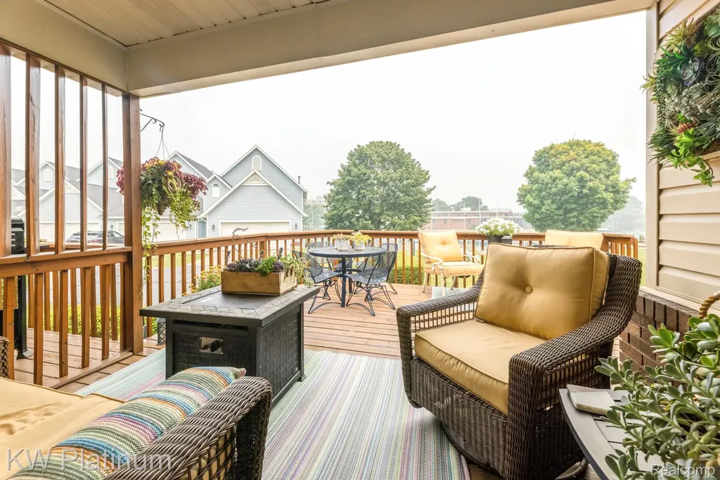 819 E Pointe Port Huron City MI 48060