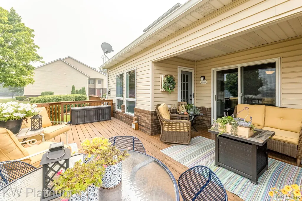 819 E Pointe Port Huron City MI 48060