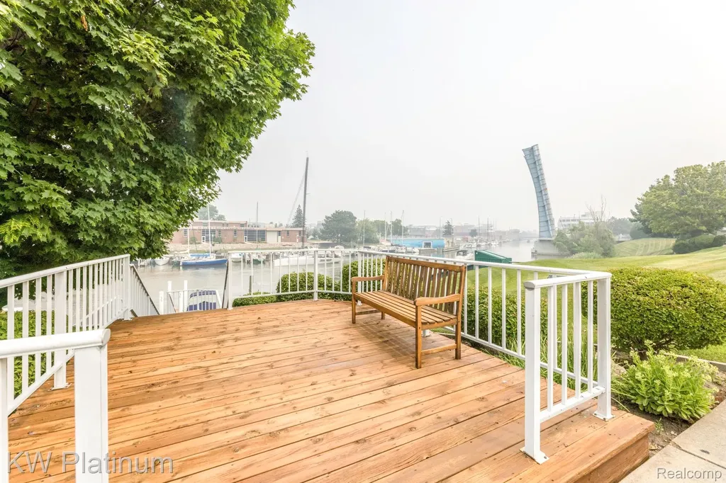 819 E Pointe Port Huron City MI 48060
