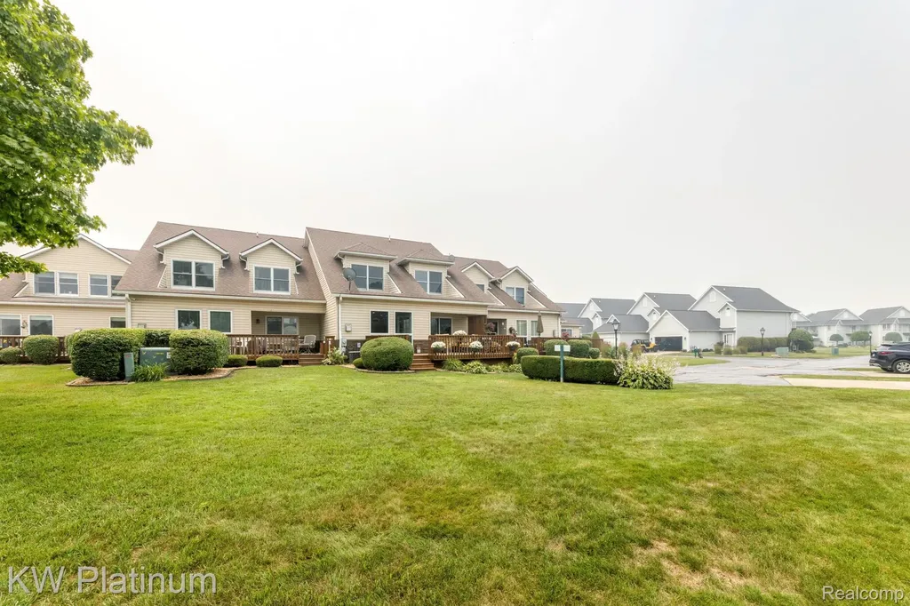 819 E Pointe Port Huron City MI 48060