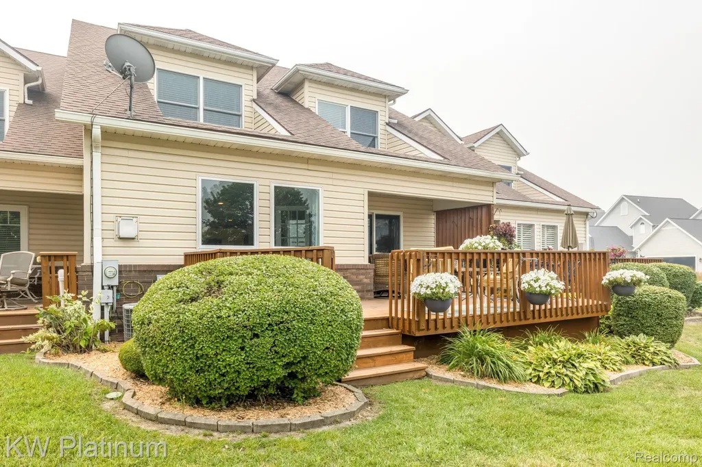 819 E Pointe Port Huron City MI 48060