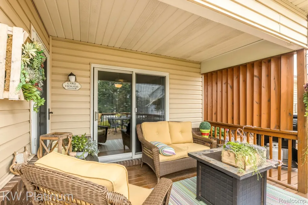 819 E Pointe Port Huron City MI 48060
