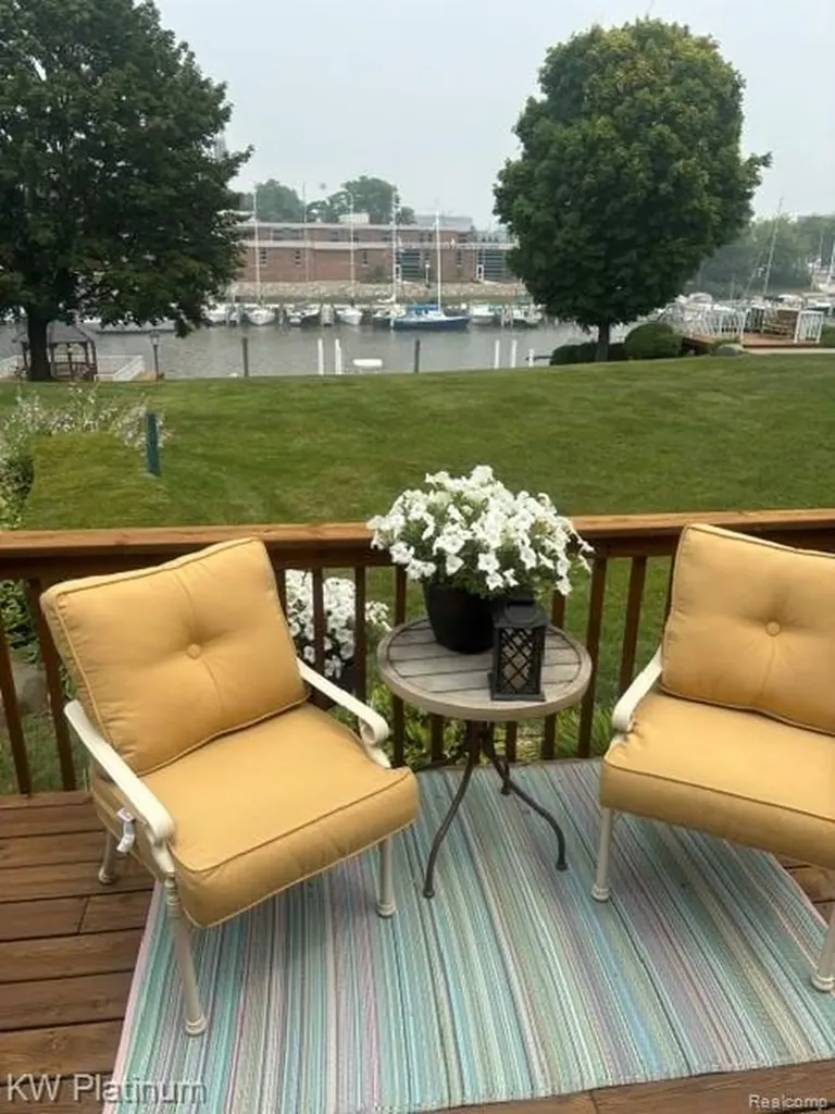 819 E Pointe Port Huron City MI 48060