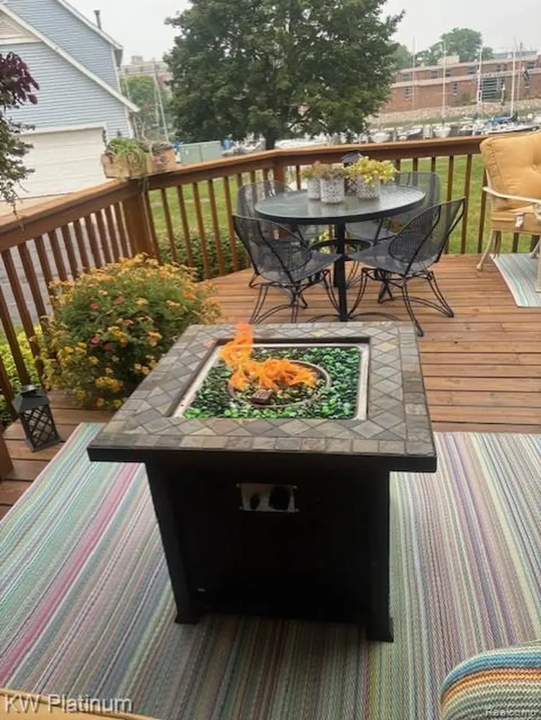 819 E Pointe Port Huron City MI 48060