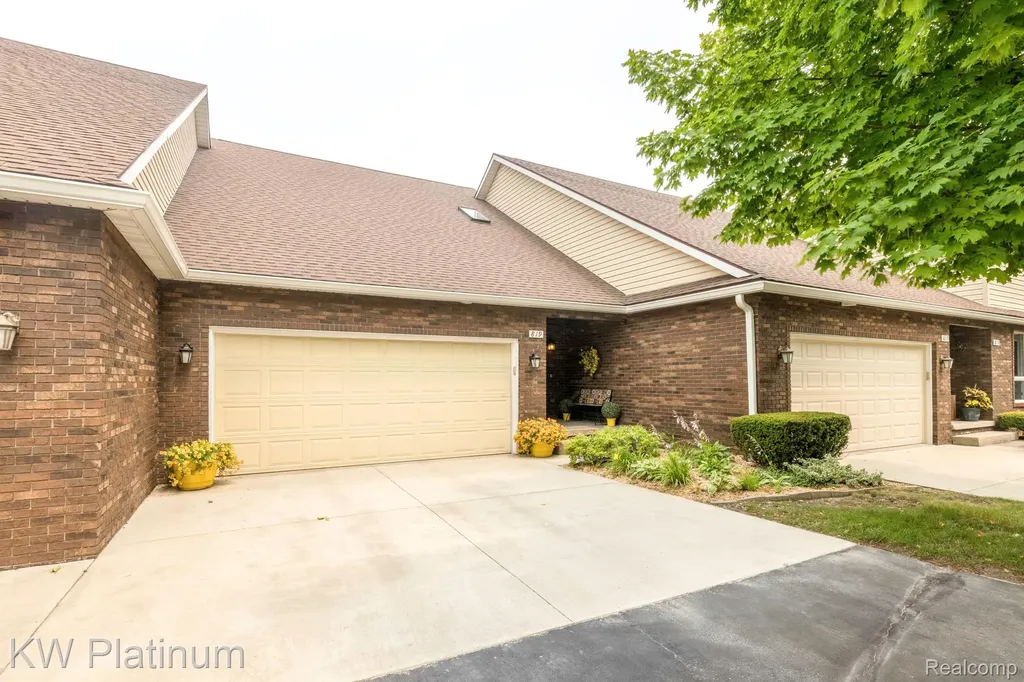 819 E Pointe Port Huron City MI 48060