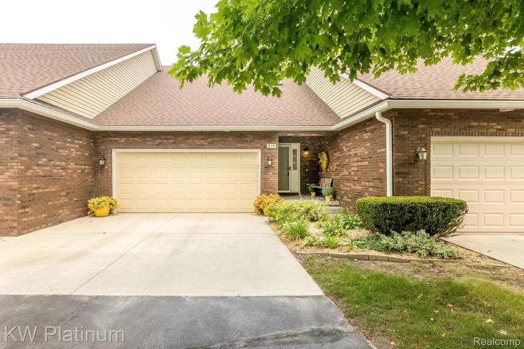 819 E Pointe Port Huron City MI 48060