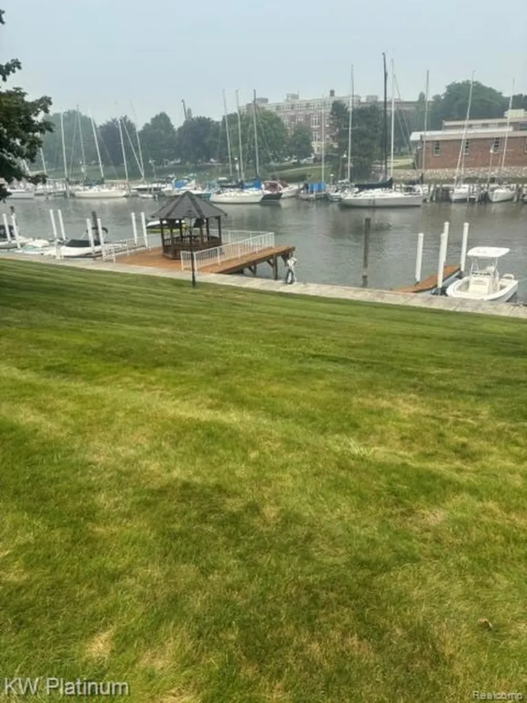 819 E Pointe Port Huron City MI 48060