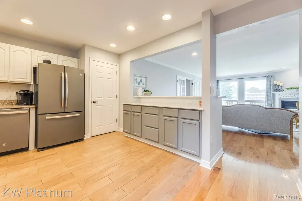 819 E Pointe Port Huron City MI 48060