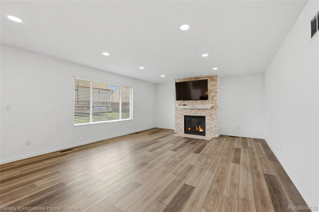 38206 Brook Drive Sterling Heights City MI 48312