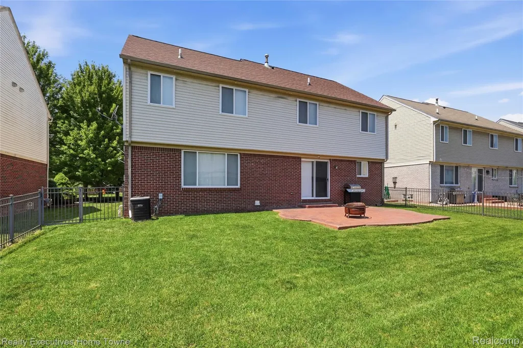 38206 Brook Drive Sterling Heights City MI 48312